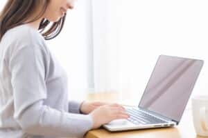 パソコンを操作する女性の横顔